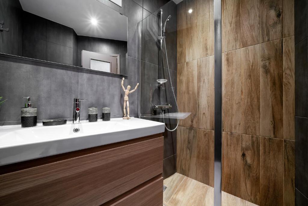 A bathroom at New Apartment in the Heart of Plaka