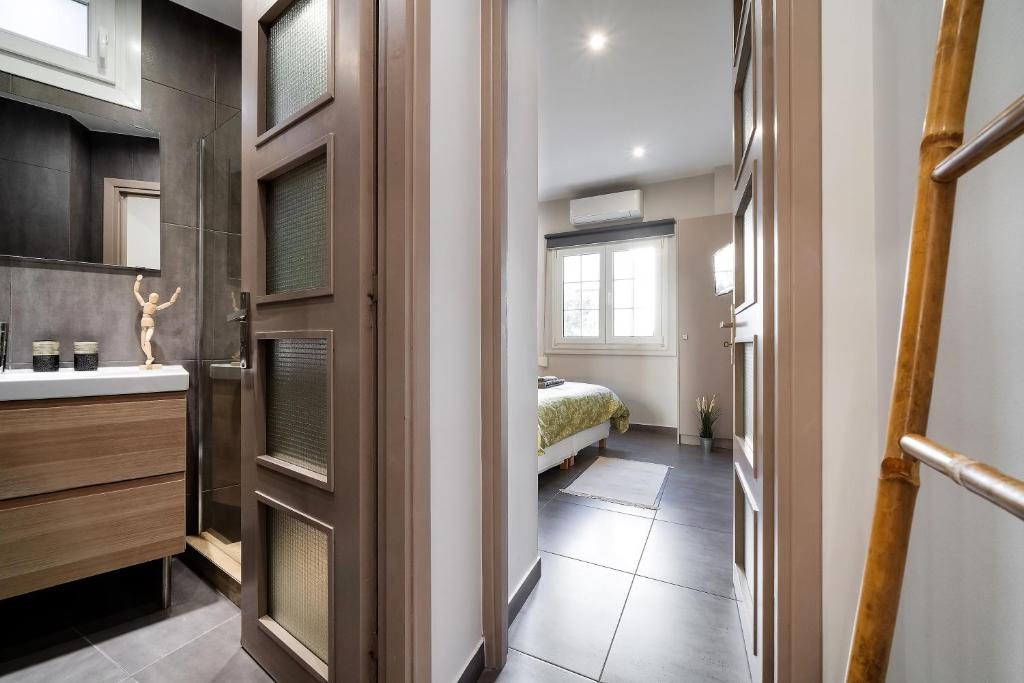 A bed or beds in a room at New Apartment in the Heart of Plaka