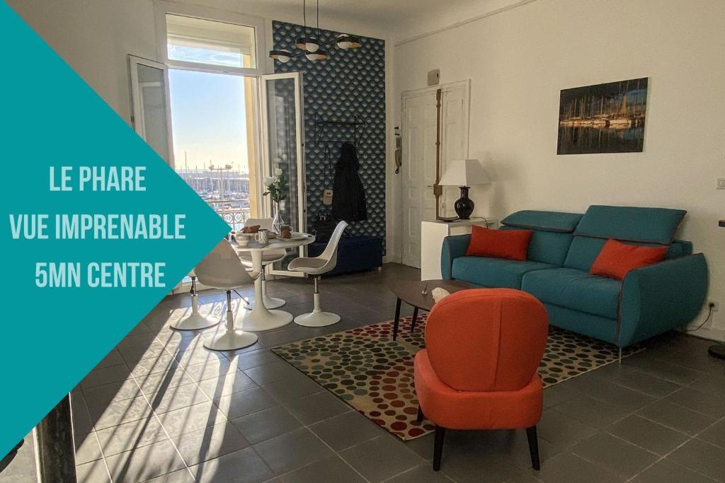 sala de estar con sofá azul y silla roja en Le Phare, en Sète