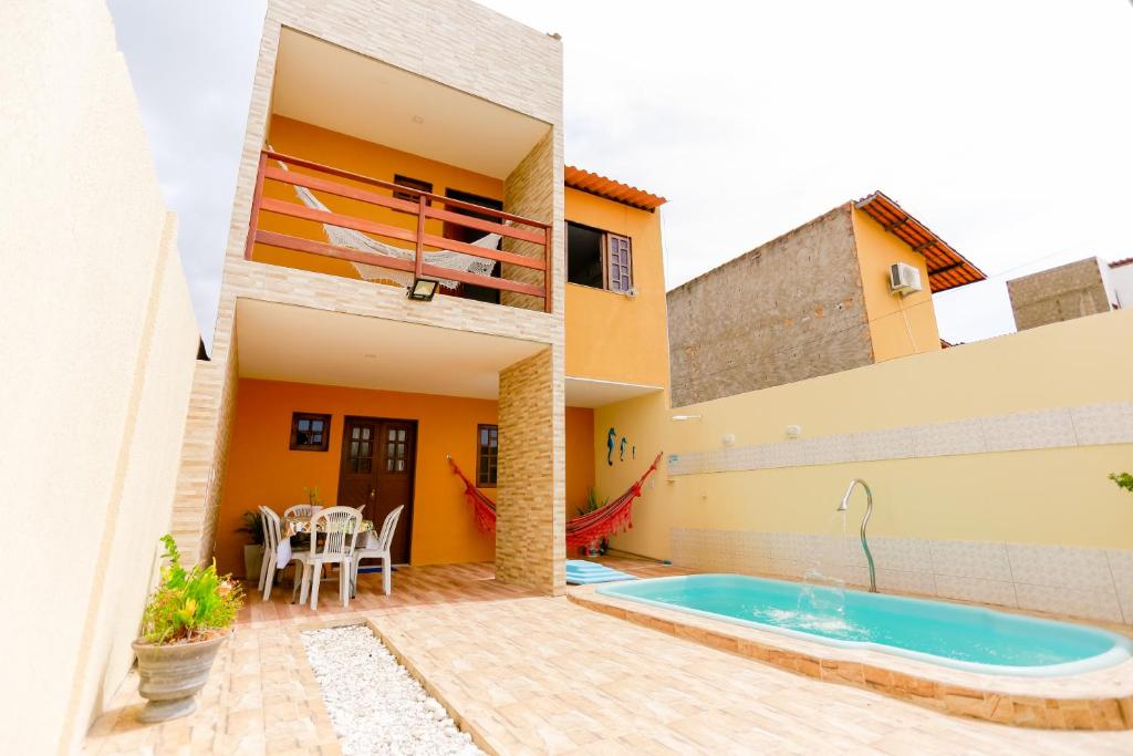 a view of a house with a swimming pool at Casa aconchegante em São Miguel dos Milagres-AL in São Miguel dos Milagres