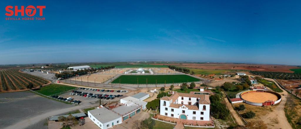 eine Luftansicht eines Gebäudes neben dem Wasser in der Unterkunft Cortijo la amazona in Sevilla