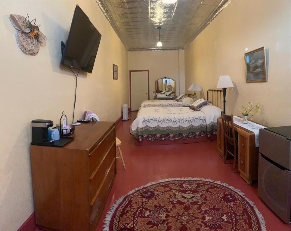 Giường trong phòng chung tại Historic Hotel Greybull