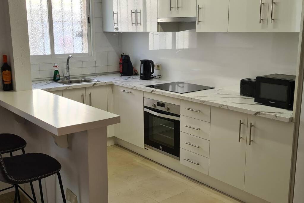 Kuchyň nebo kuchyňský kout v ubytování Estepona port beachside apartment - Marina Bay