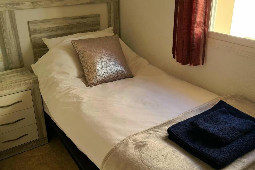 Postel nebo postele na pokoji v ubytování Estepona port beachside apartment - Marina Bay