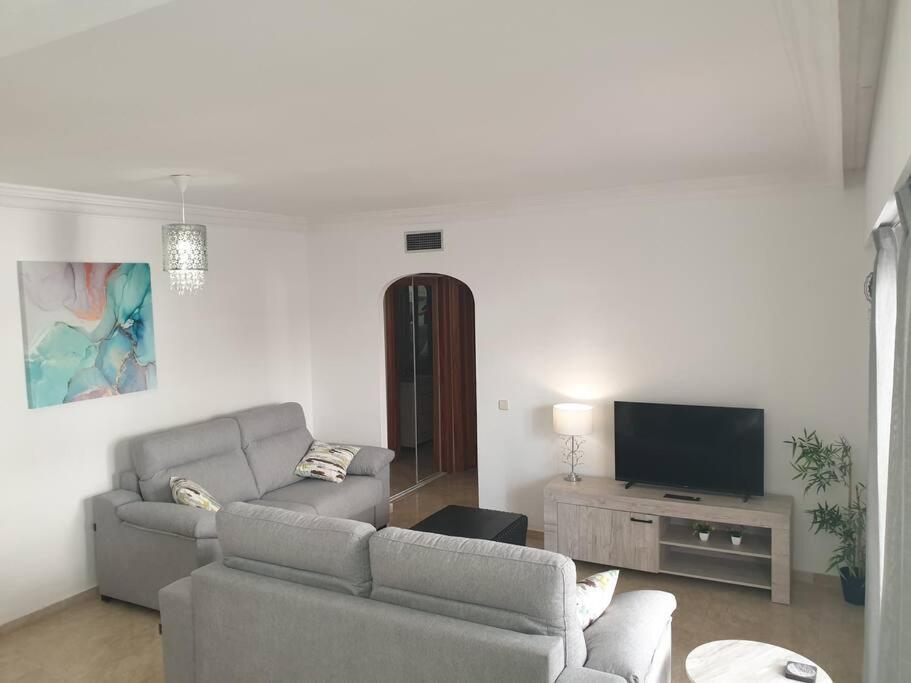 TV a/nebo společenská místnost v ubytování Estepona port beachside apartment - Marina Bay