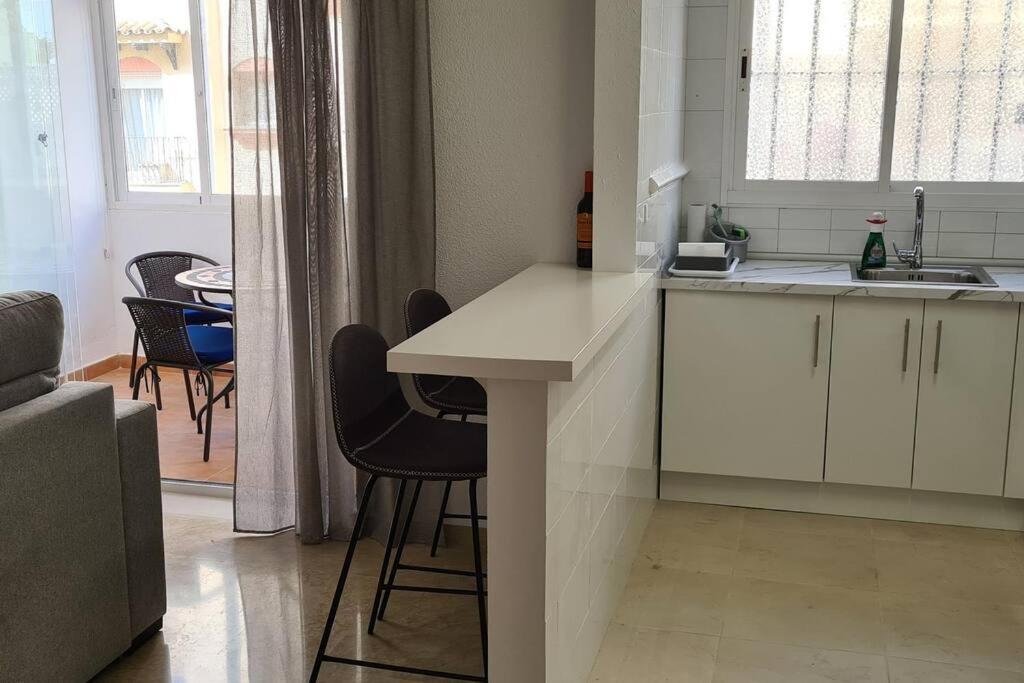 Kuchyň nebo kuchyňský kout v ubytování Estepona port beachside apartment - Marina Bay