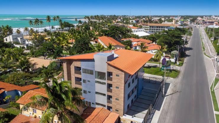 an aerial view of a building on the beach at Apartamento Luxo no coração de Porto 103 in Porto De Galinhas