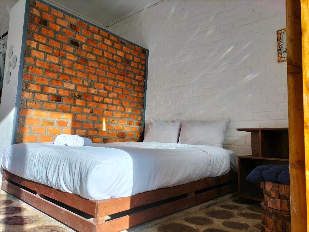 Ένα ή περισσότερα κρεβάτια σε δωμάτιο στο AZALEA GARDEN HOMESTAY