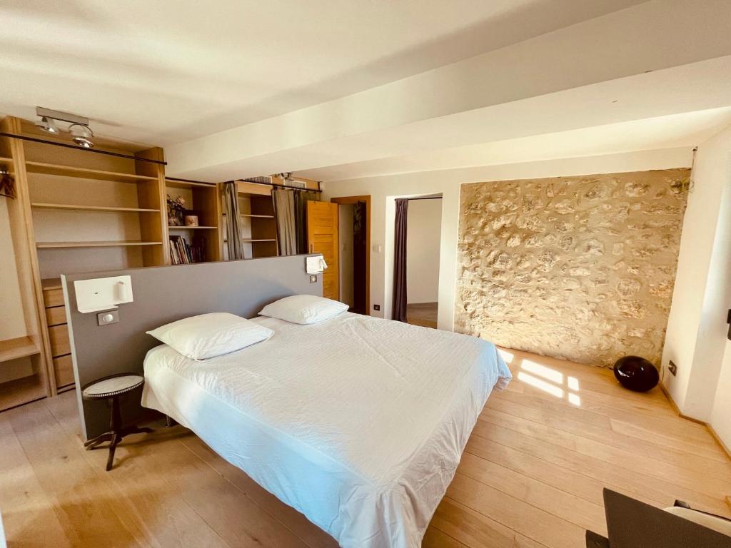 Ένα ή περισσότερα κρεβάτια σε δωμάτιο στο Domaine de Bramafam