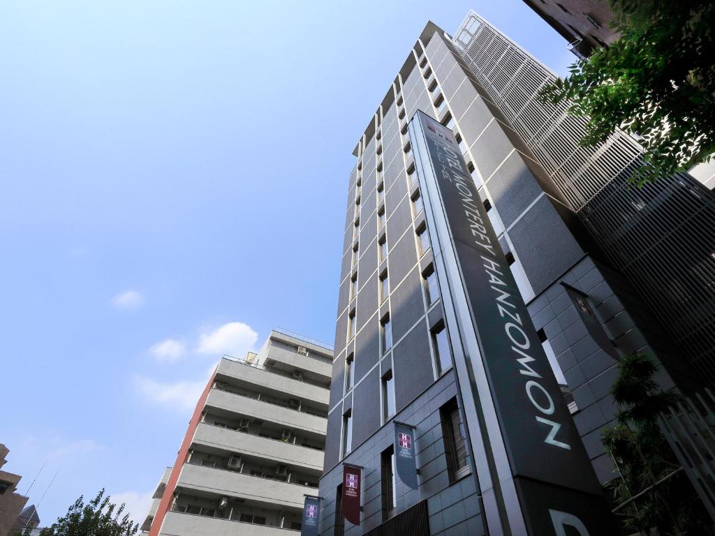 un edificio alto con un cartel en el costado en Hotel Monterey Hanzomon en Tokio