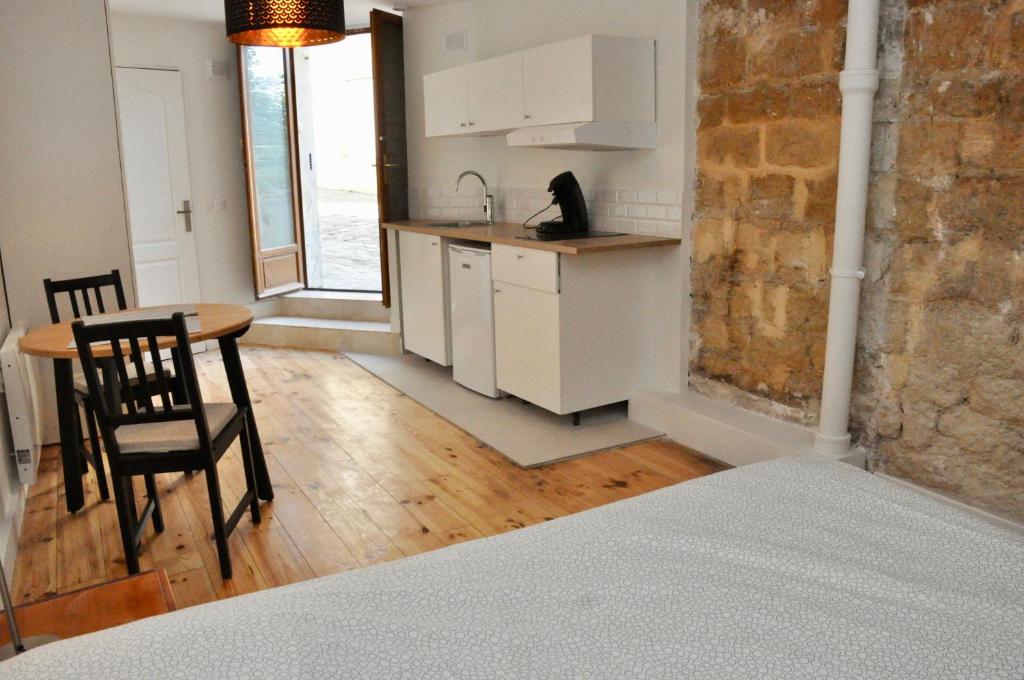 een keuken met een tafel en stoelen in een kamer bij Montmartre in Parijs