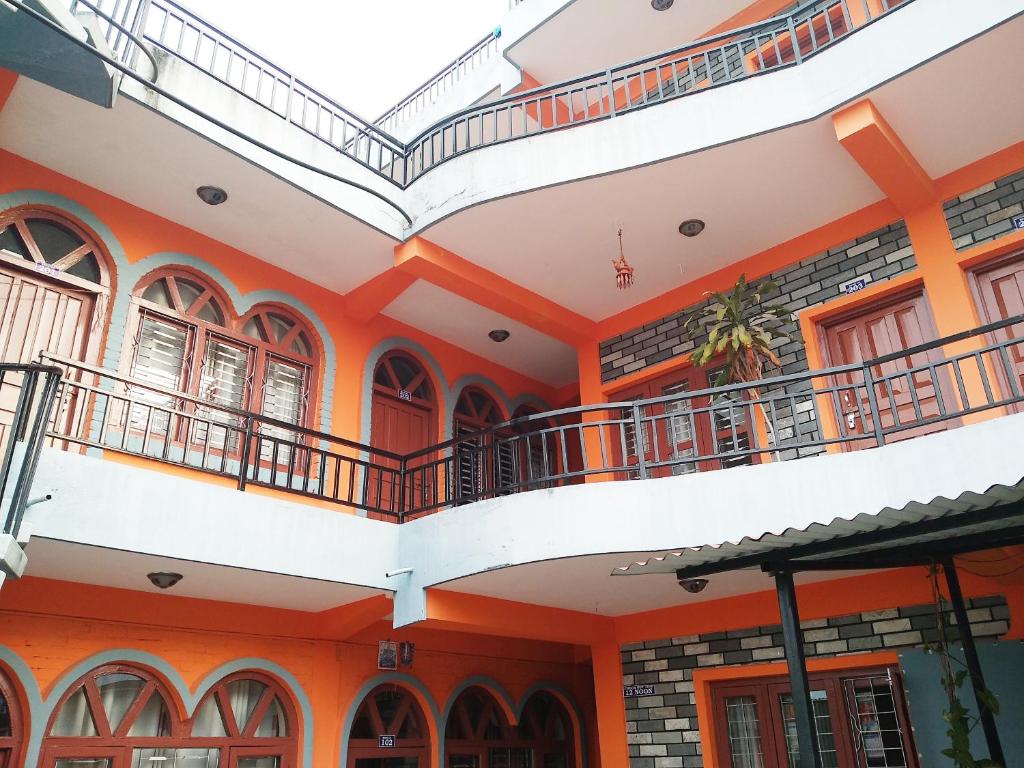 um edifício vazio com paredes cor de laranja e varandas em Paramount guest house em Pokhara