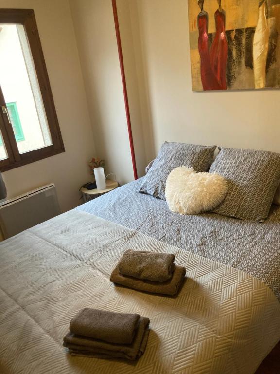 Tempat tidur dalam kamar di Appartement de la Brèche 44 m2 Wifi ,place Drouaise