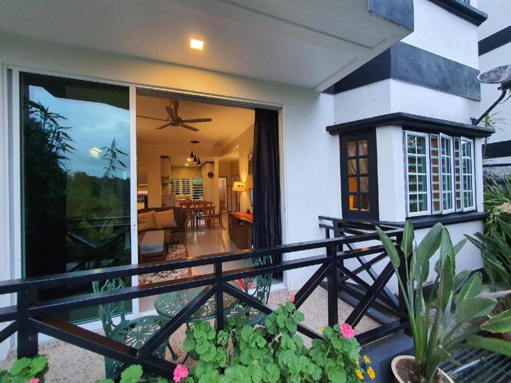 Casa con balcón con vistas a la sala de estar. en Gerard's Place Nature Heaven Apartment en Tanah Rata