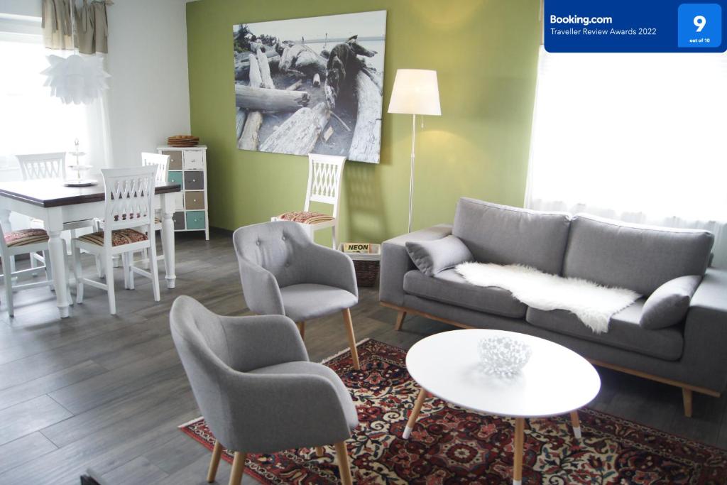 - un salon avec un canapé, des chaises et une table dans l'établissement Schöne, große Ferienwohnung in Waldenbuch, nahe Stuttgart Messe, Böblingen, Sindelfingen, à Waldenbuch