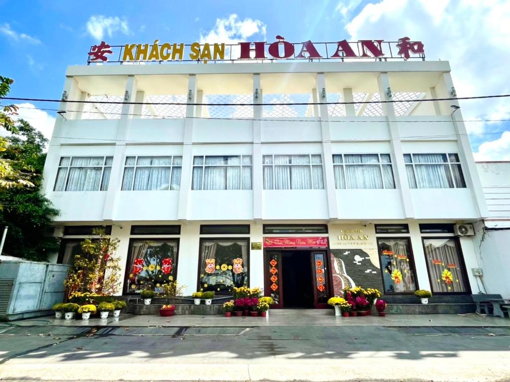 un bâtiment avec un panneau indiquant klick san hanamn dans l'établissement Hoa An Hotel, à Rạch Giá