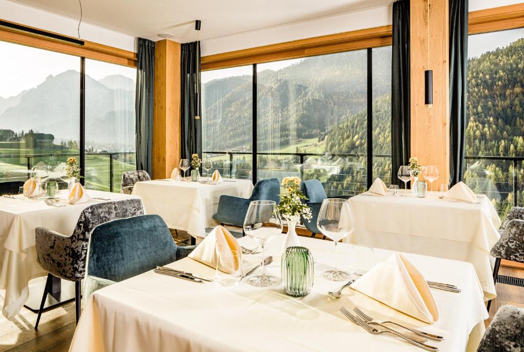 Nespecifikovaný výhled na hory nebo výhled na hory při pohledu z hotelu