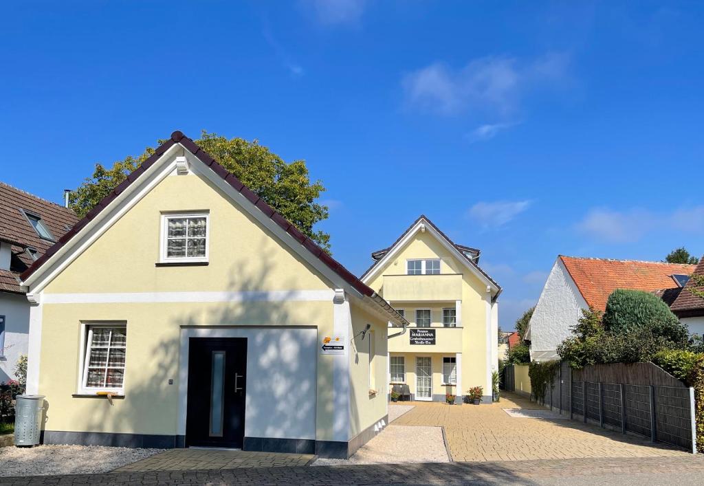 een wit huis met een garage op een oprit bij Apartments Marianna in Rust