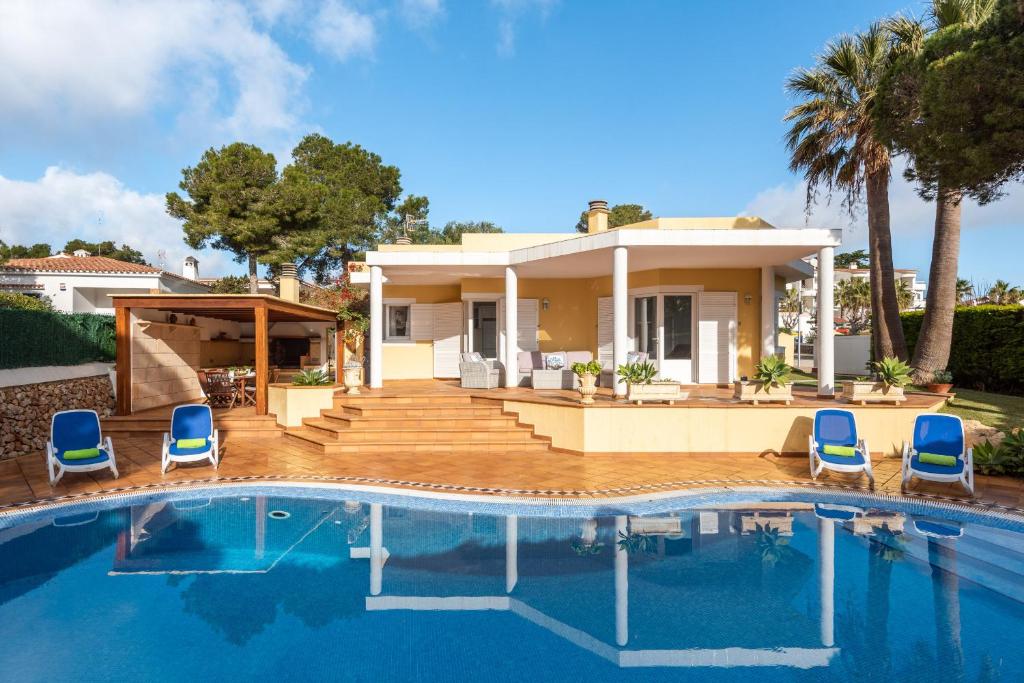 a villa with a swimming pool and a house at Villa Moll Moll in Cala Blanca