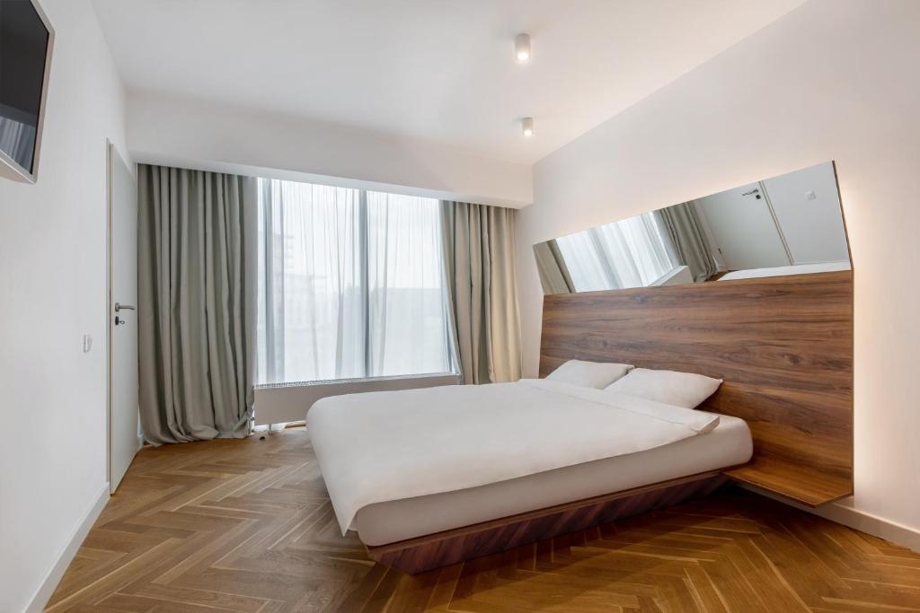 Un pat sau paturi într-o cameră la Aparthotel Blend City Center