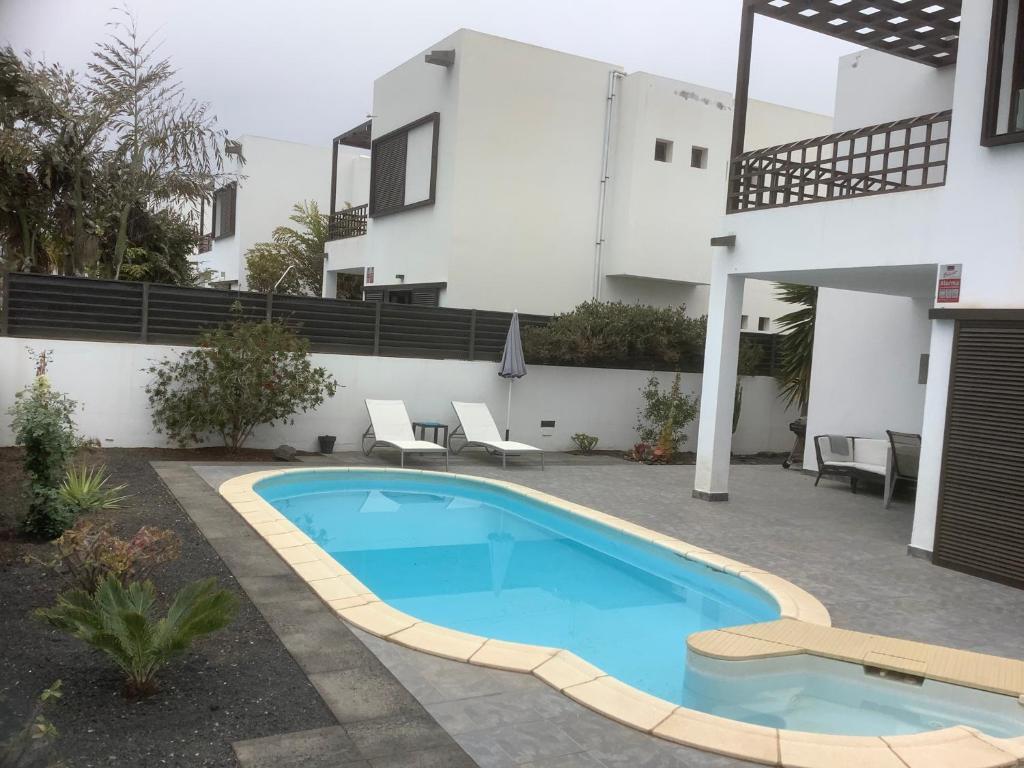 Bazén v ubytování Modern villa with sea views nebo v jeho okolí