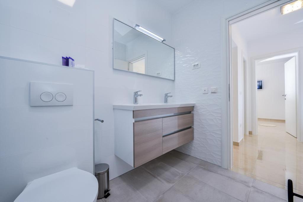 Kúpeľňa v ubytovaní Luxury Apartment Arta-2 with heated pool and jacuzzi