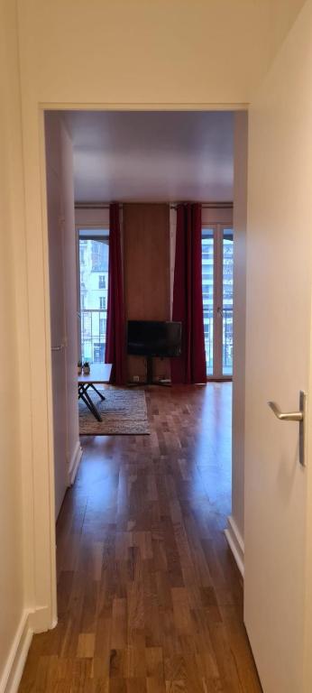 Hotel Neuilly Paradise, an empty living room with a piano in the background at Neuilly Paradise in Neuilly-sur-Seine