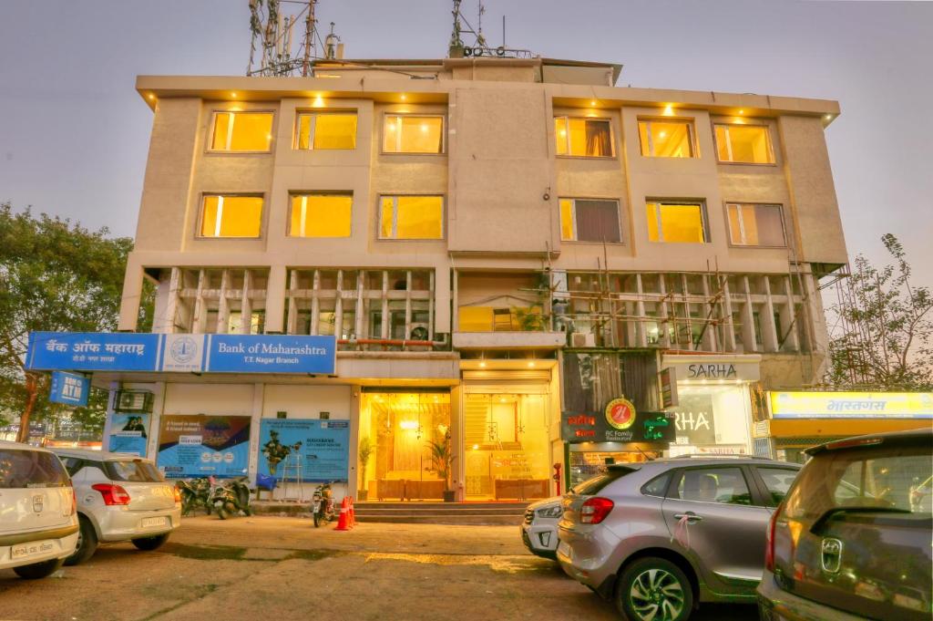 um edifício com carros estacionados em frente em Hotel Centre Park Bhopal em Bhopal