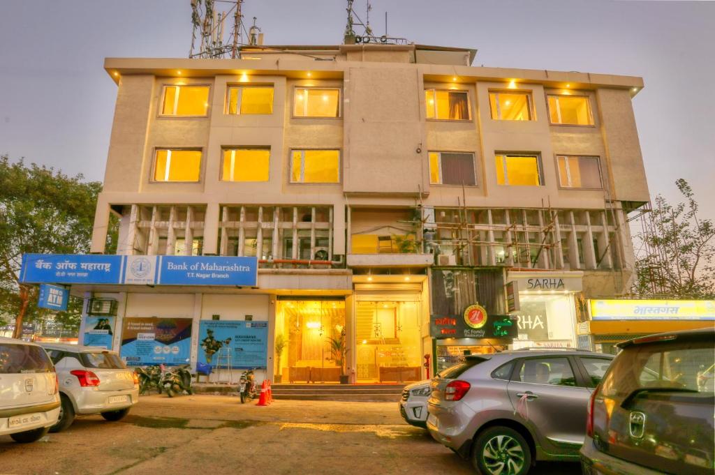 un edificio con auto parcheggiate di fronte di Hotel Centre Park Bhopal a Bhopal