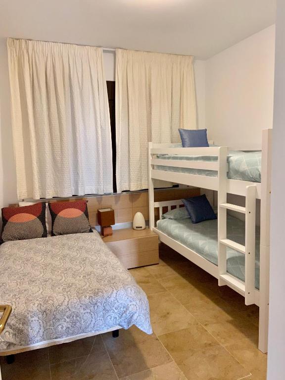 Postel nebo postele na pokoji v ubytování Duquesa Village (La Casa del Loonos)
