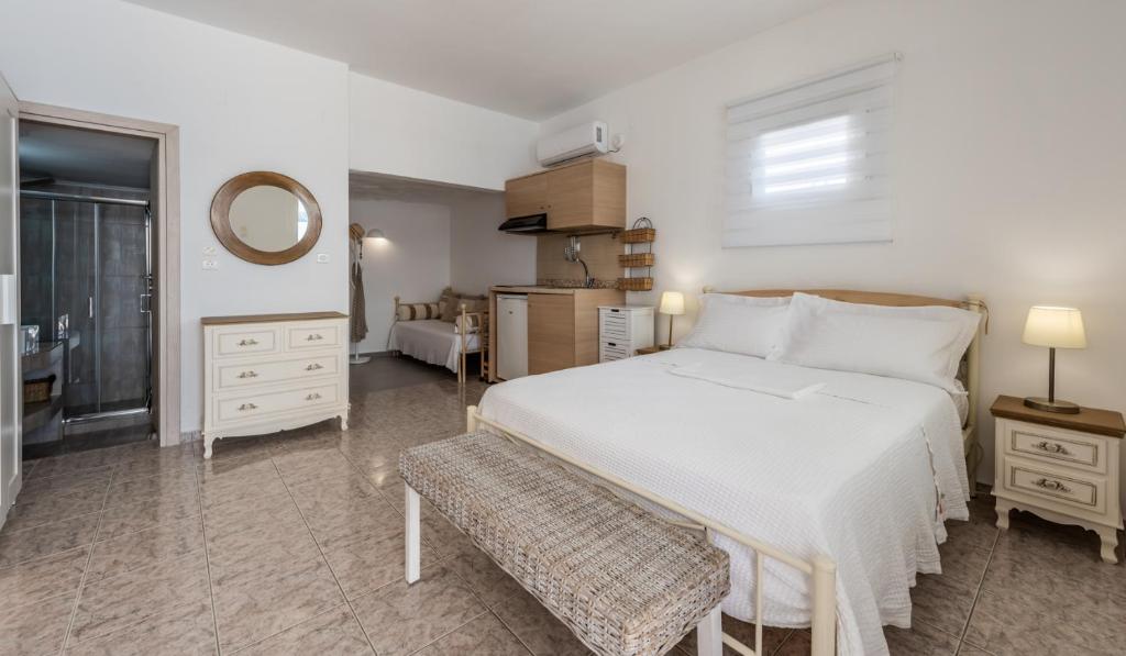 Posteľ alebo postele v izbe v ubytovaní Anemi Suites