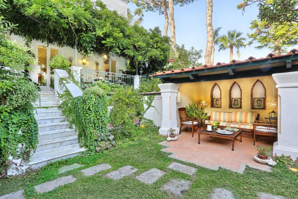 dom z ogrodem z patio i schodami w obiekcie AMORE RENTALS - Villa Sofia w Sorrento