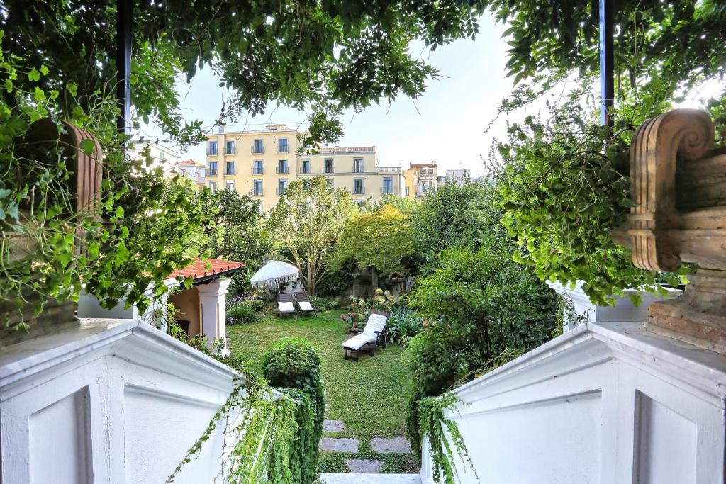 Ogród w obiekcie AMORE RENTALS - Villa Sofia