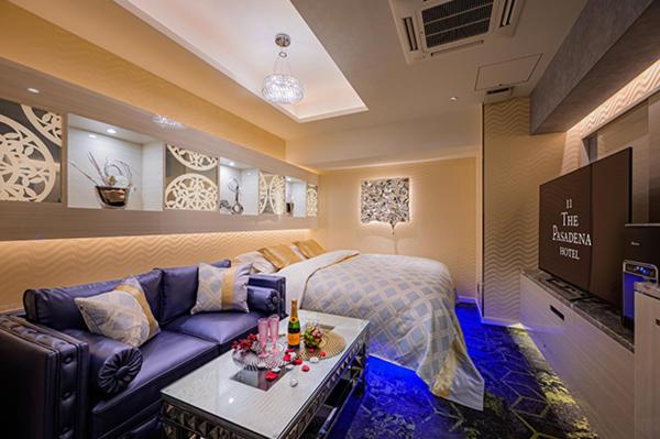 大宮市にあるHOTEL PASADENA 11のソファとベッドのあるリビングルーム