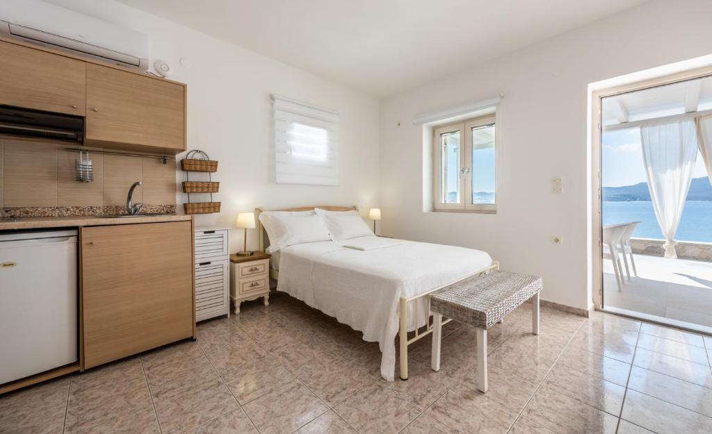 Posteľ alebo postele v izbe v ubytovaní Anemi Suites