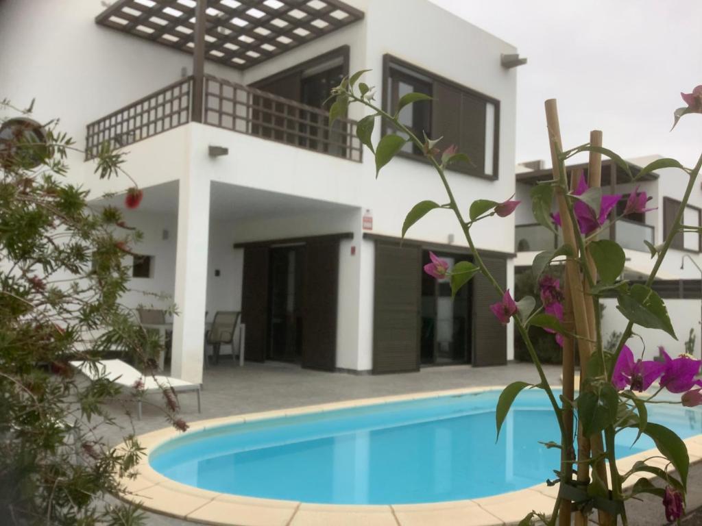 Bazén v ubytování Modern villa with sea views nebo v jeho okolí
