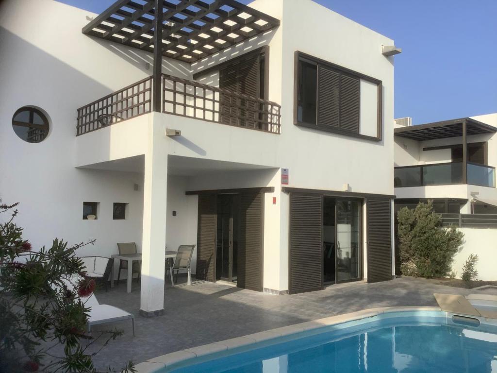 Bazén v ubytování Modern villa with sea views nebo v jeho okolí
