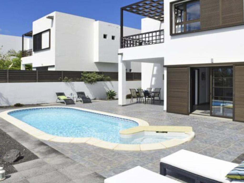 Bazén v ubytování Modern villa with sea views nebo v jeho okolí