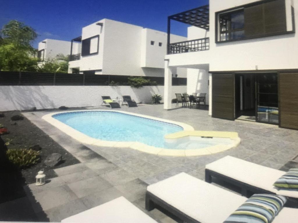 Bazén v ubytování Modern villa with sea views nebo v jeho okolí