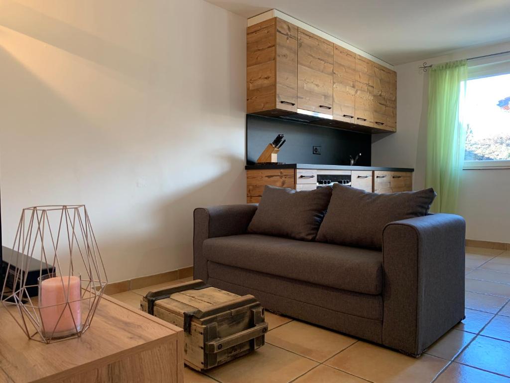 ein Wohnzimmer mit einem Sofa und einem Tisch in der Unterkunft Haut de Cry in Conthey