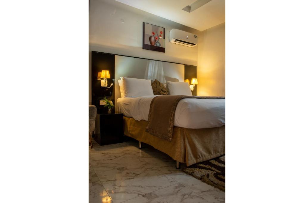 En eller flere senge i et værelse på Ziroc Residence Lekki Phase 1