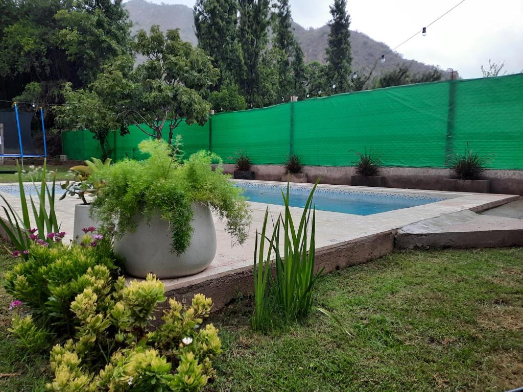 basen z zielonym płotem i roślinami w obiekcie Casa De Antaño w mieście Belén