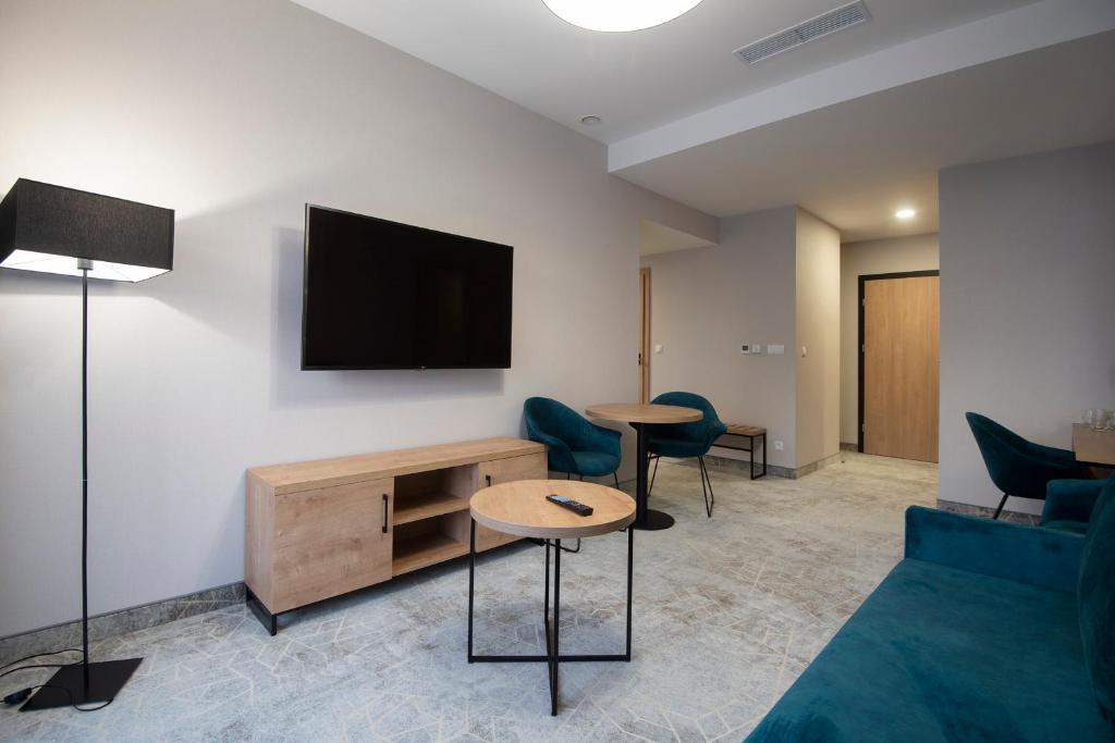 Televízia a/alebo spoločenská miestnosť v ubytovaní Hotel Jarzębata