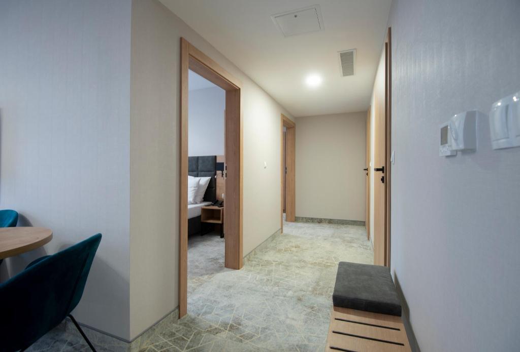 Televízia a/alebo spoločenská miestnosť v ubytovaní Hotel Jarzębata
