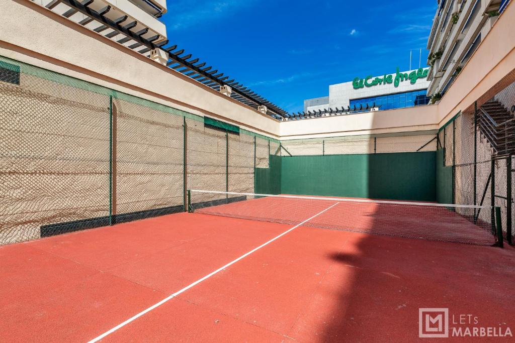 Tenis lub squash w obiekcie LetsMarbella - NEW 2BR APARTMENT IN PUERTO BANUS - POOL & PARKING lub w pobliżu