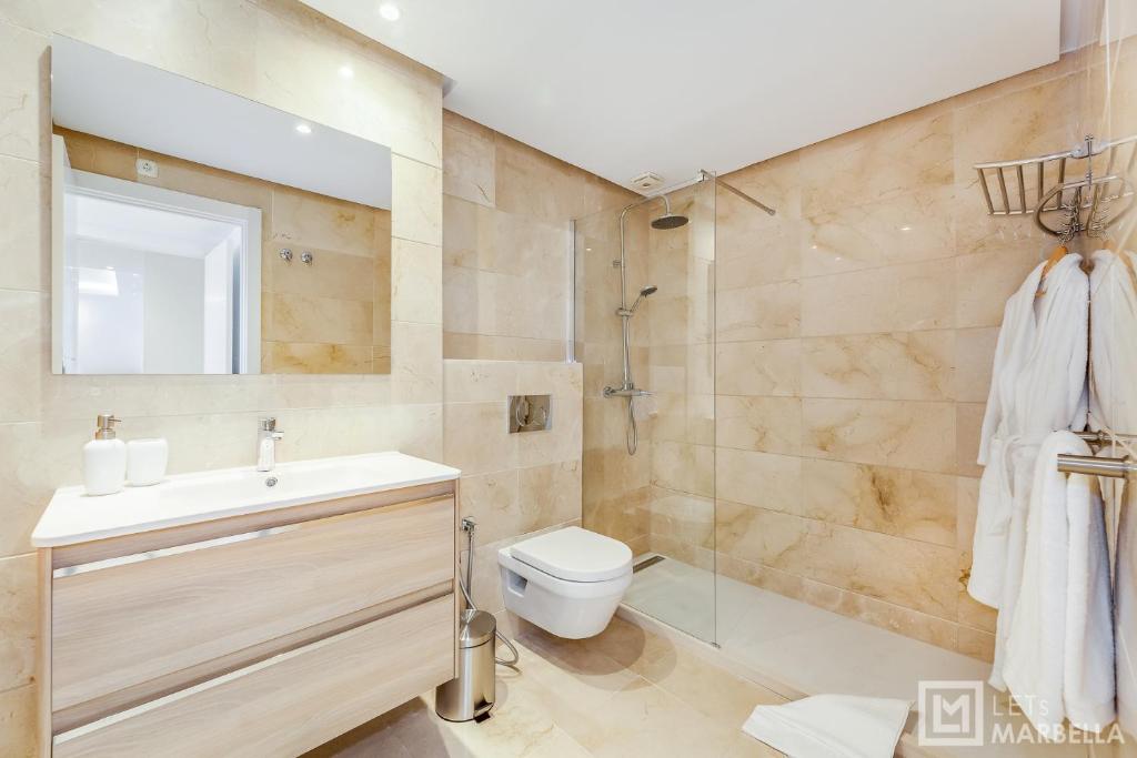 Łazienka w obiekcie LetsMarbella - NEW 2BR APARTMENT IN PUERTO BANUS - POOL & PARKING