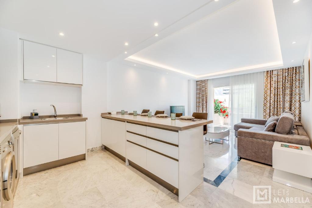 Kuchnia lub aneks kuchenny w obiekcie LetsMarbella - NEW 2BR APARTMENT IN PUERTO BANUS - POOL & PARKING
