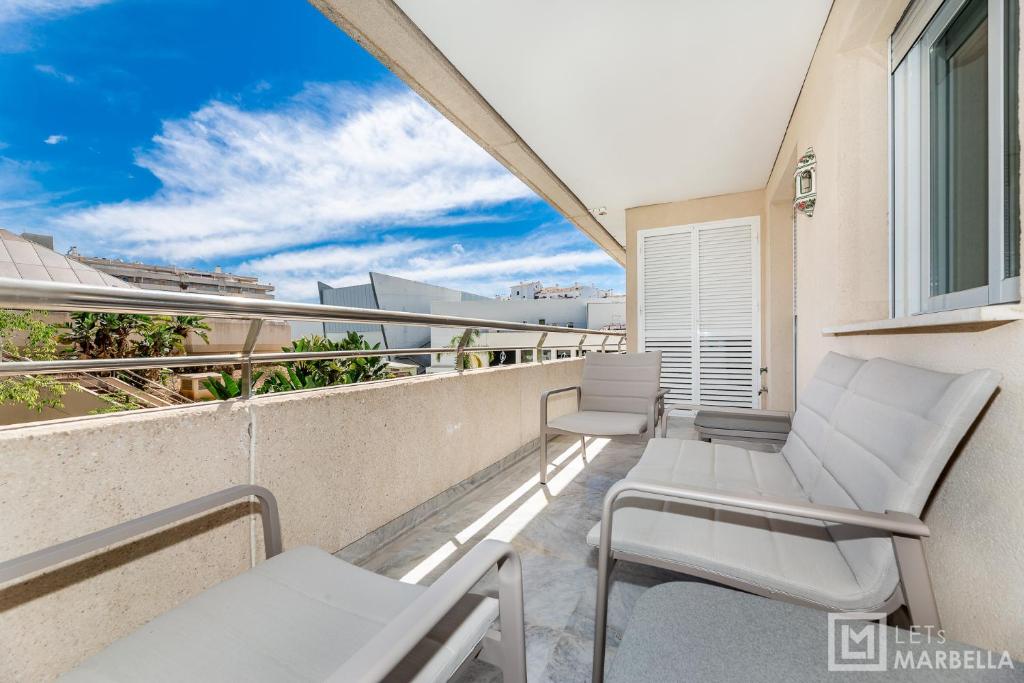 Balkon lub taras w obiekcie LetsMarbella - NEW 2BR APARTMENT IN PUERTO BANUS - POOL & PARKING