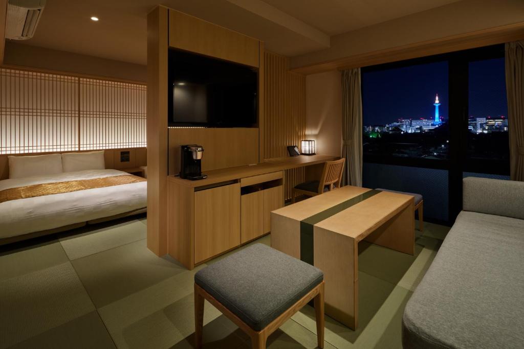 Postel nebo postele na pokoji v ubytování Henn na Hotel Premier Kyoto Gojo Karasuma -Formerly Watermark Hotel Kyoto-