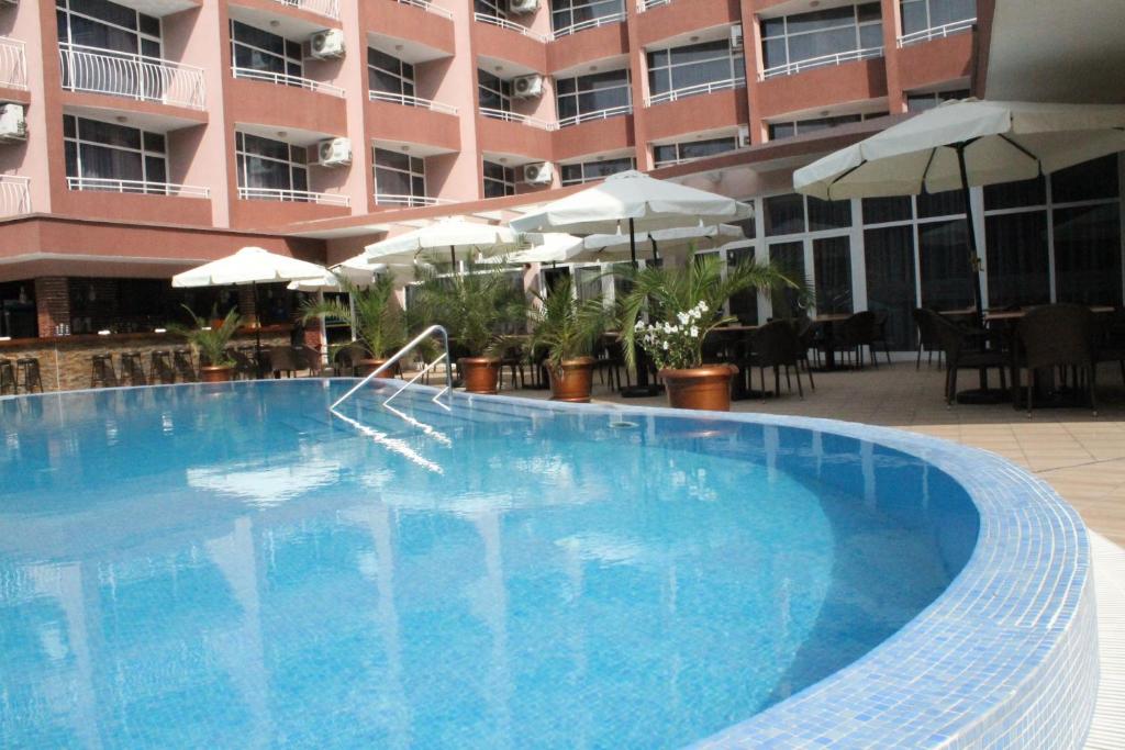 Bazén v ubytování Hotel Opal - All Inclusive nebo v jeho okolí